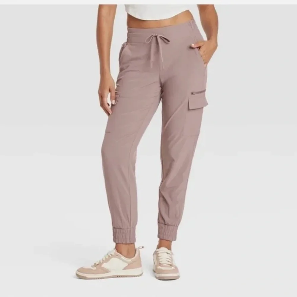 NWT ALL IN MOTION Women's Active Light Mid-Rise Cargo Joggers Sz S & XL ✨ - Picture 3 of 8